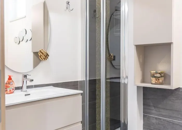 Loving - Eine Hochmoderne Drei-zimmer-wohnung Am By Interhome Lägenhet *